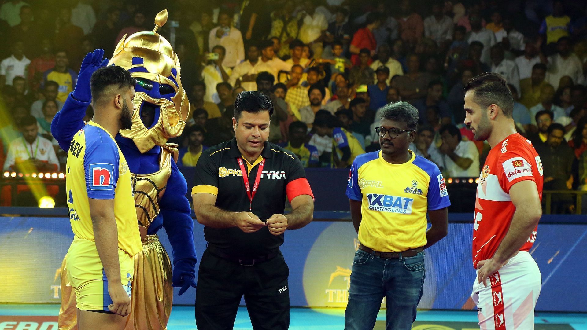 Tamil Thalaivas and Gujarat Giants captains during the toss (Image via PKL)