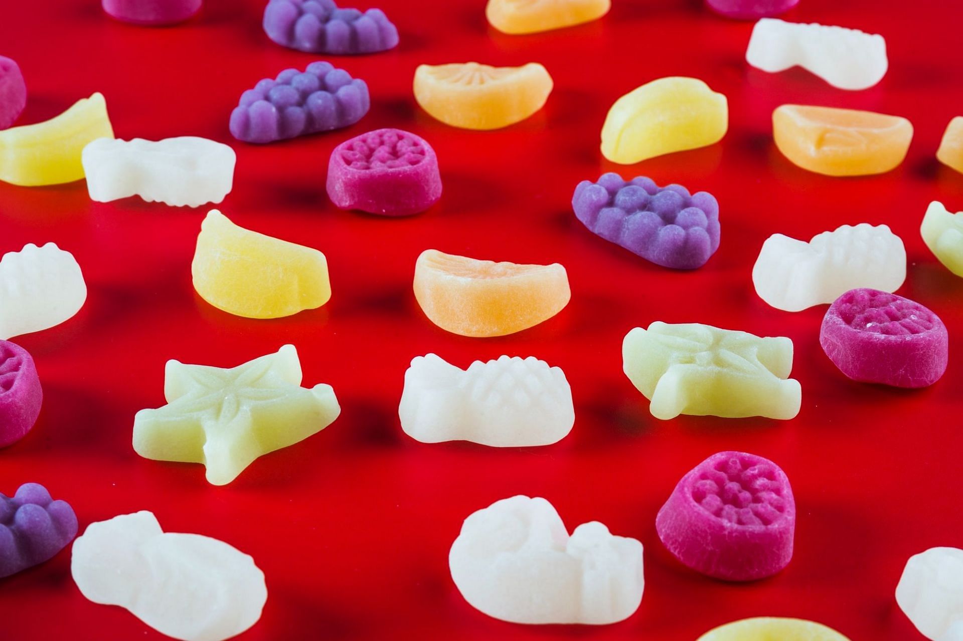 What are these gummies, and how do they look and taste? (Image by Freepik)