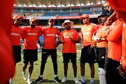 राजकोट टेस्ट मैच के तीसरे दिन अपनी बांह पर काली पट्टी बांधकर क्यों मैदान में उतरी है टीम इंडिया ?