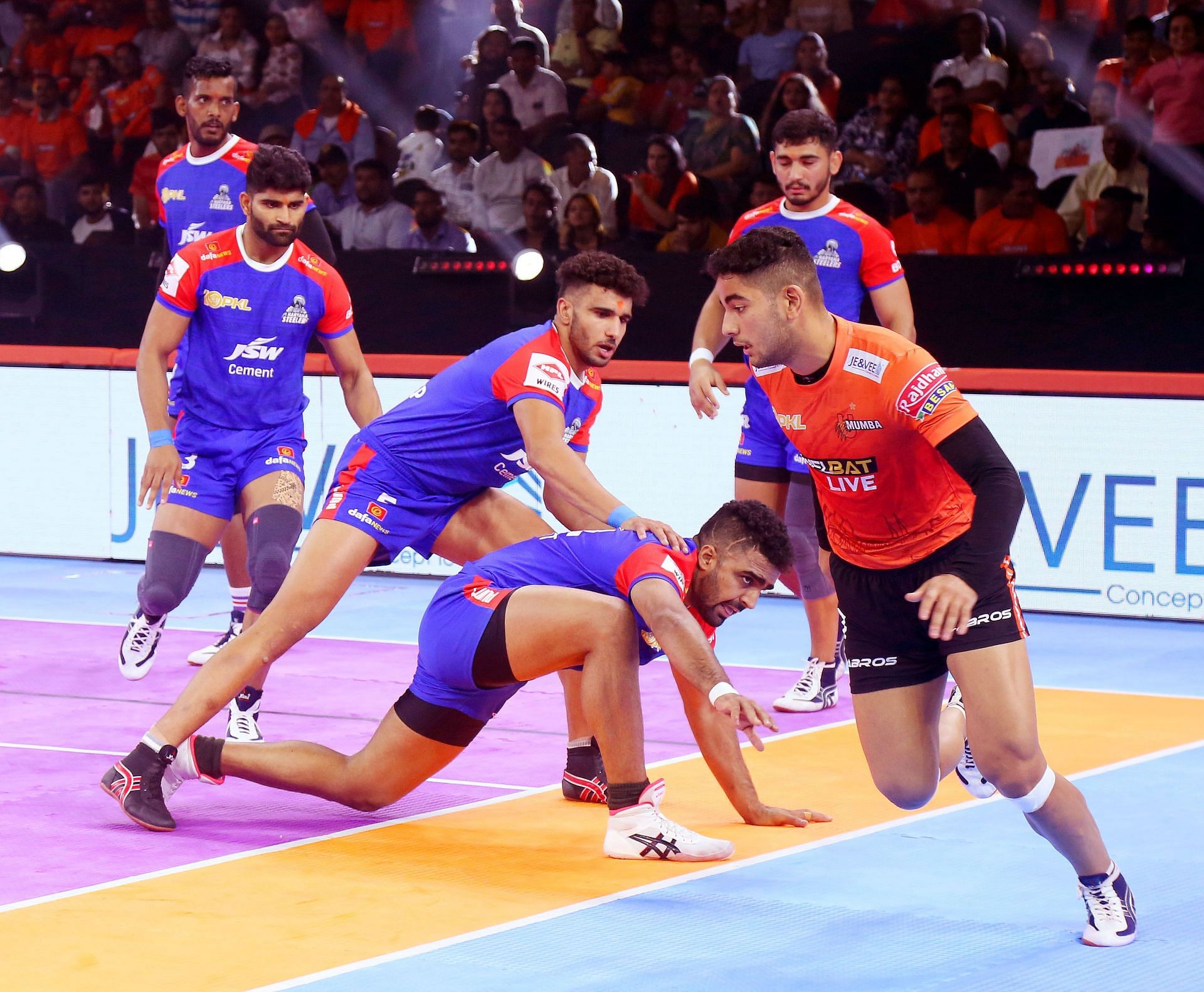 Mohit Nandal with a dash against Ali Reza of U Mumba (image via PKL)