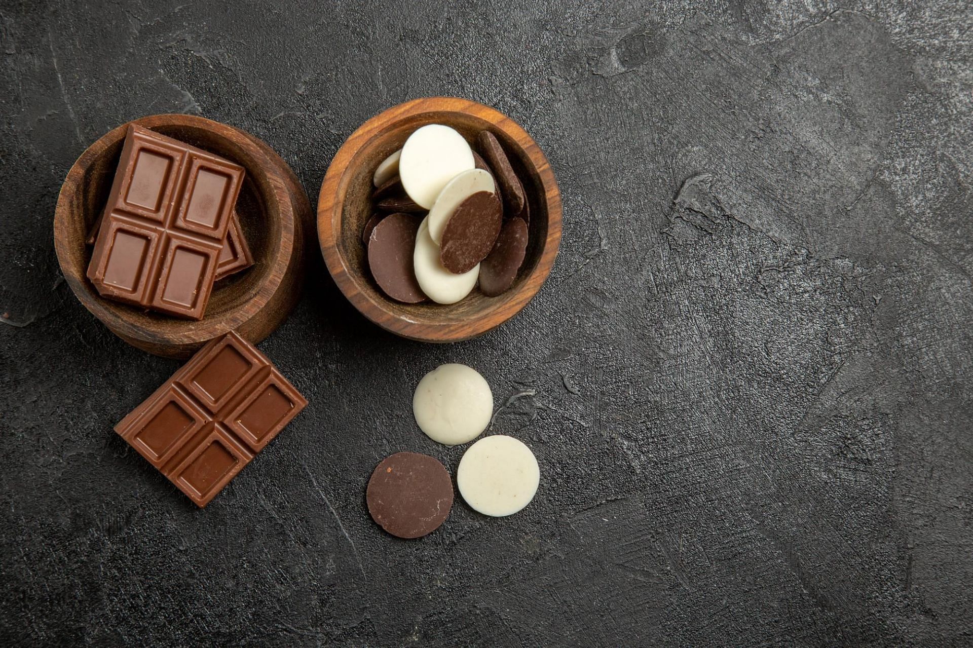 Dark chocolate vs Milk Chocolate: The dilemma (Image by KamranAydinov on Freepik)