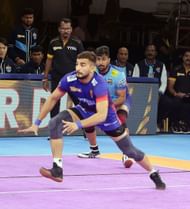 Ashu Malik of Dabang Delhi in action against Warriors (Credits: PKL)