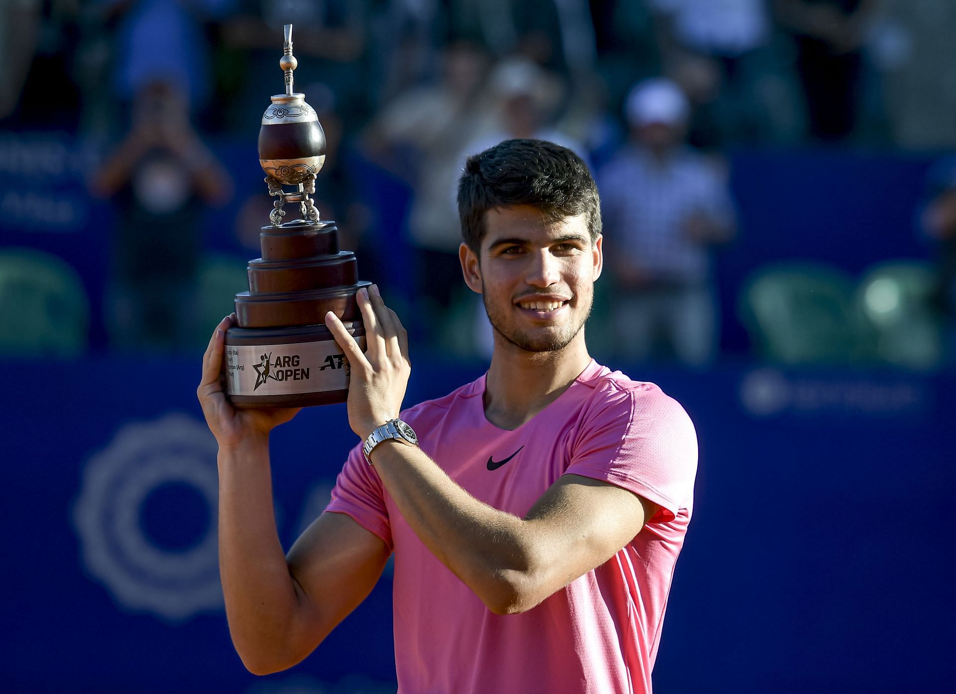 Carlos Alcaraz lifts the 2023 Argentina Open trophy