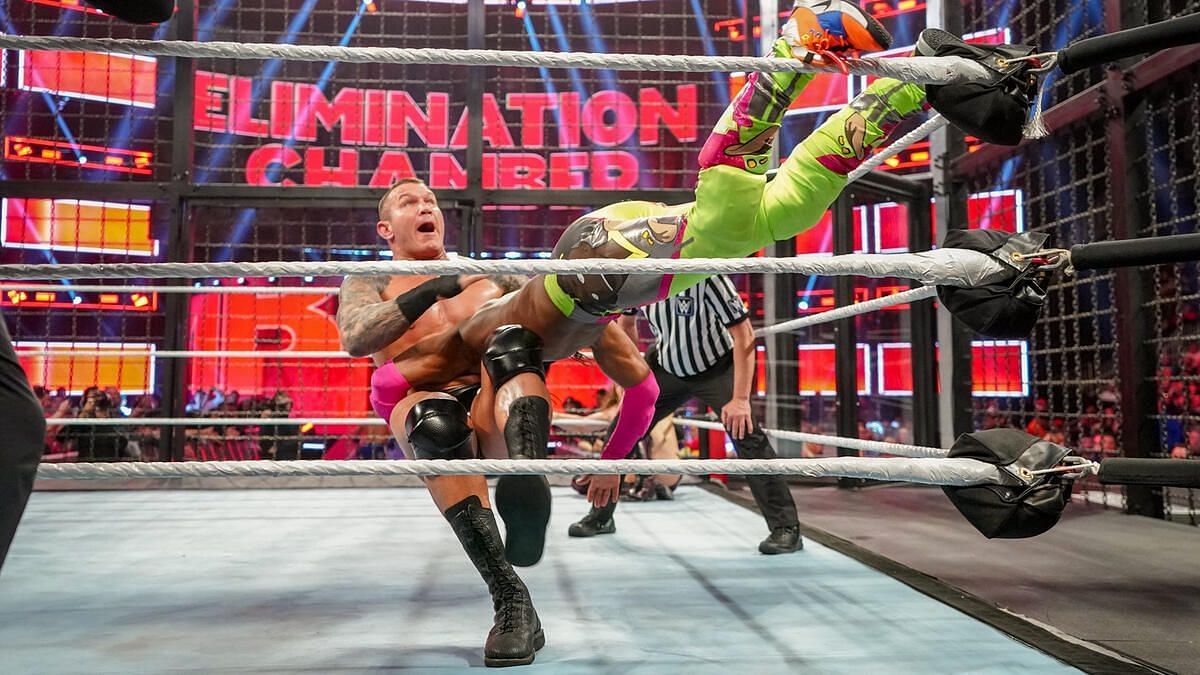 A former WWE official explained the Elimination Chamber botch five years ago. 