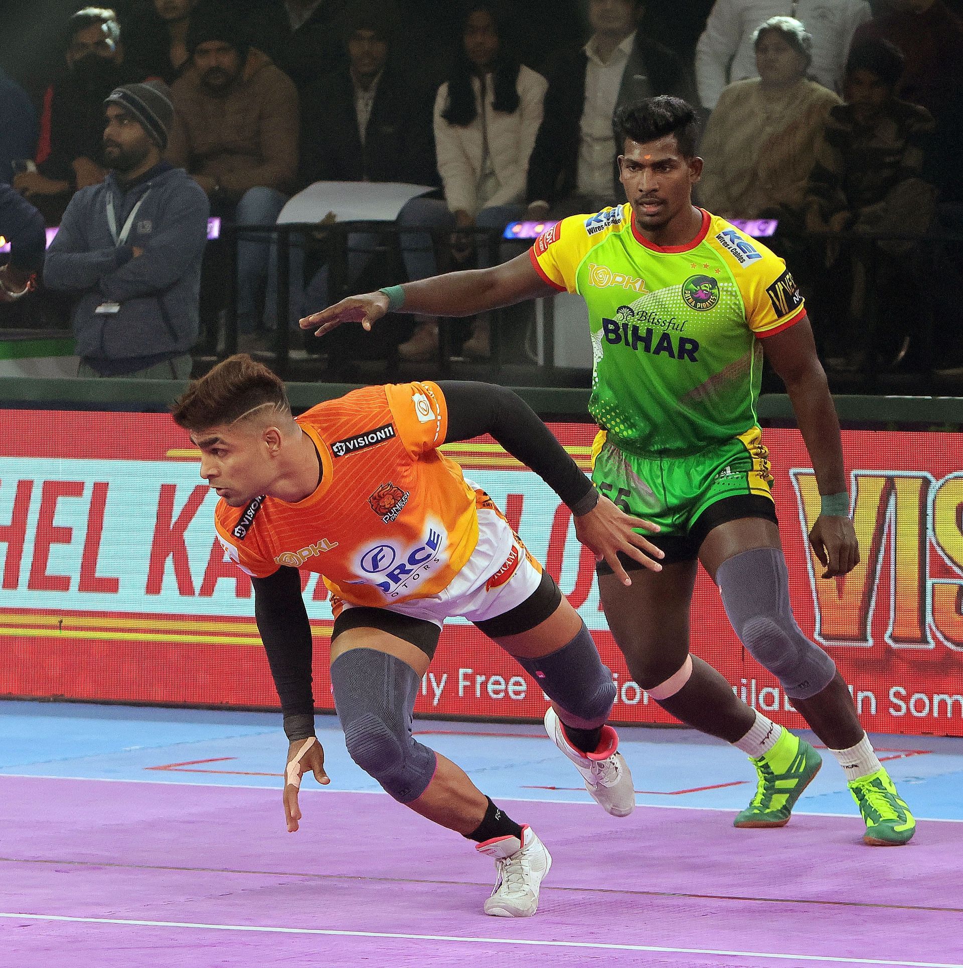 Aslam Inamdar in action against Pirates (Credits: PKL)