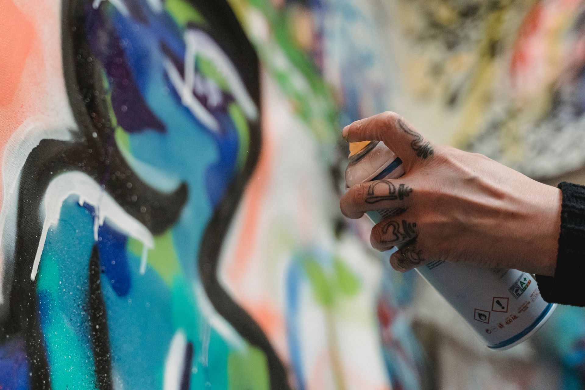 Finger tattoos and art (Image via Pexels)