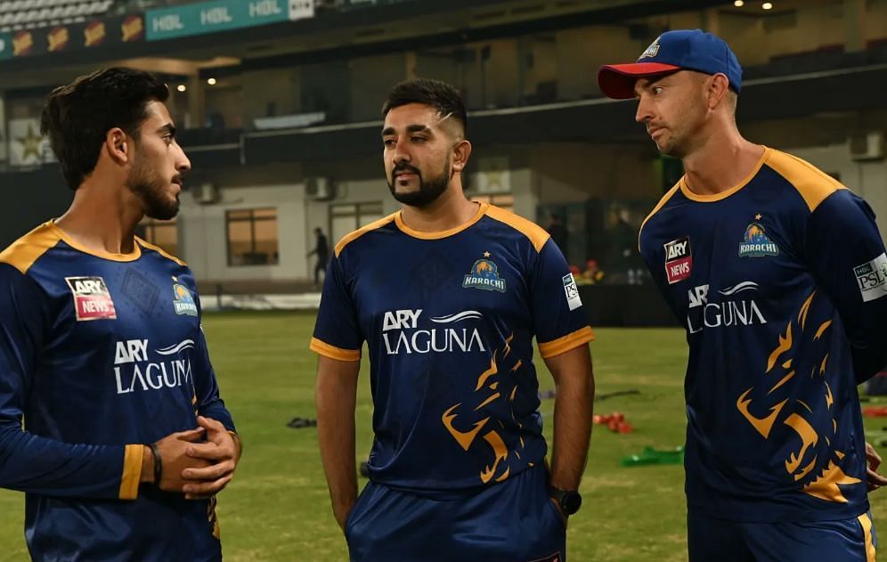 Daniel Sams having a chat with his teammates. (Image Courtesy: X/Karachi Kings)