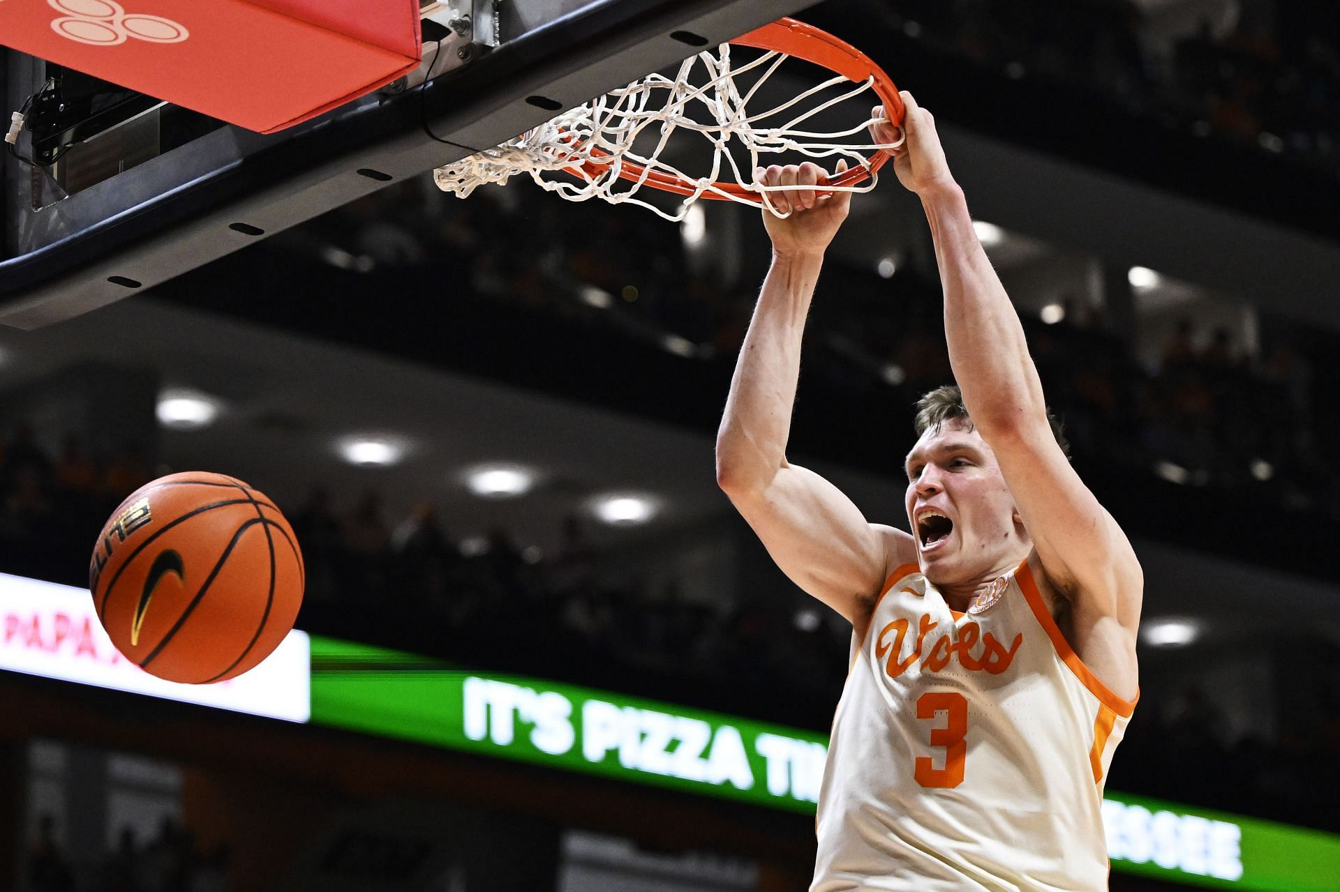 Dalton Knecht of the Tennessee Volunteers dunks