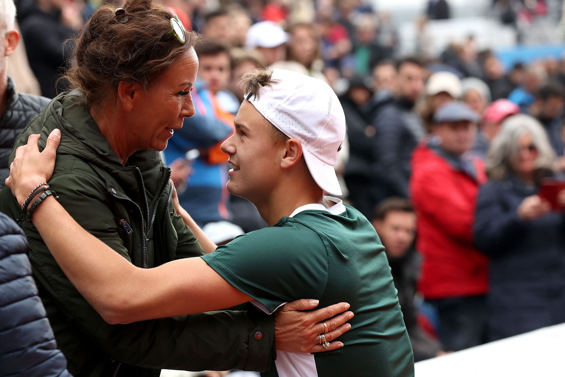 Holger Rune hugs his mother Aneke.