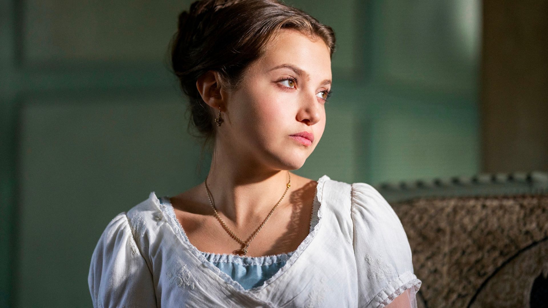 Mia McKenna-Bruce in Persuasion (Image via Netflix)