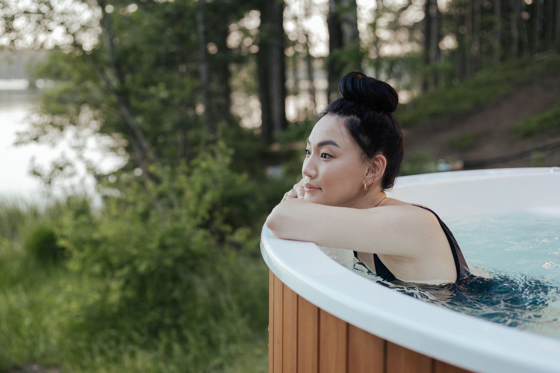 Hot tub health benefits (image sourced via Pexels / Photo by ron lach)