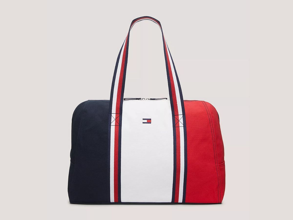 The Colorblock duffle bag (Image via Tommy Hilfiger)