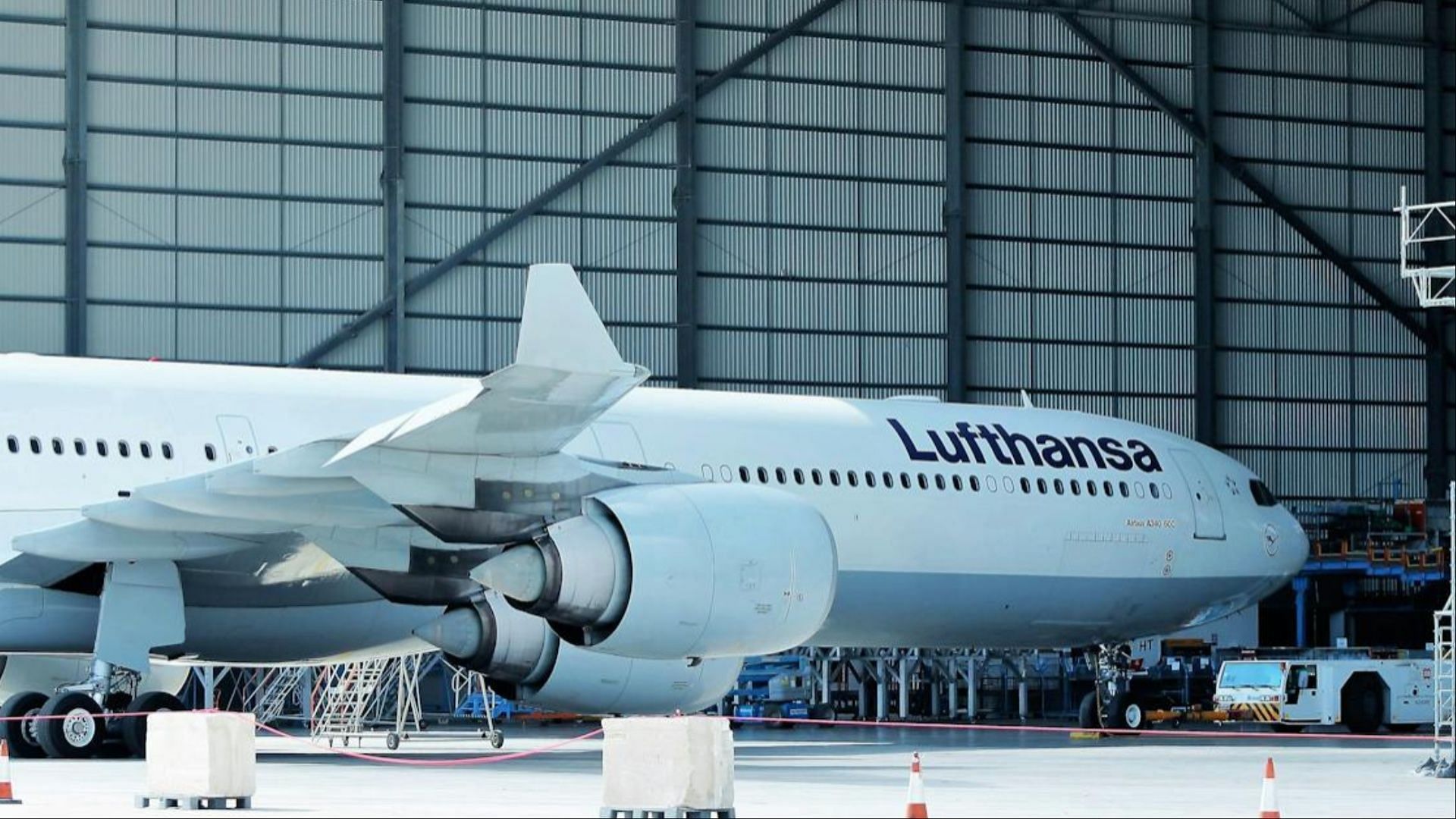A man recently died on a Lufthansa plane (Image via Pexels)