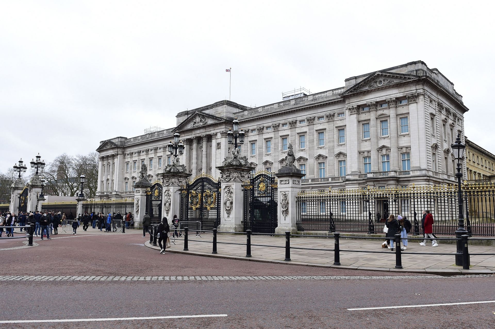 An angled view of Buckingham Palace (Image via Getty)