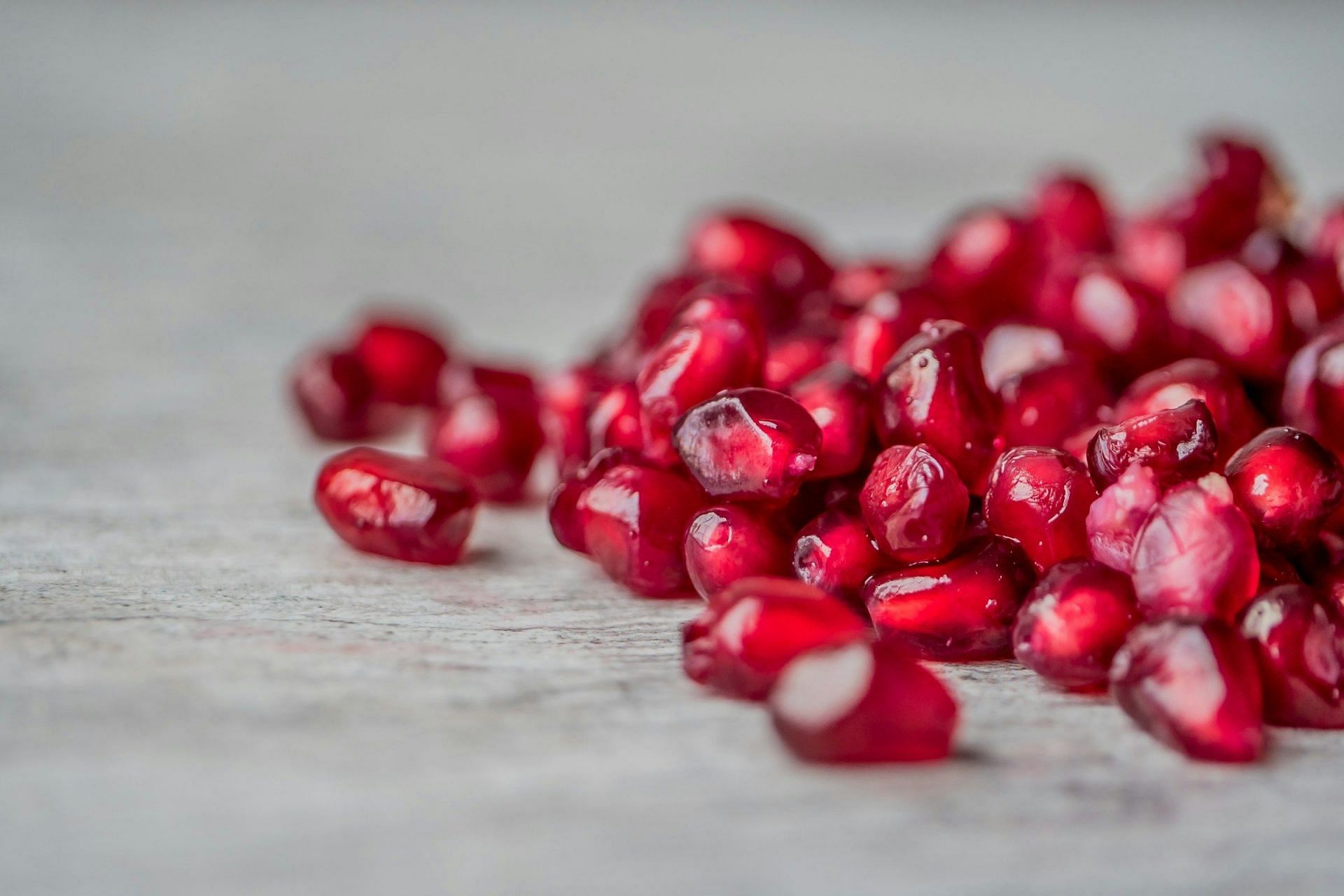 Pomegranate benefits for skin (Image via Unsplash/Kiley)