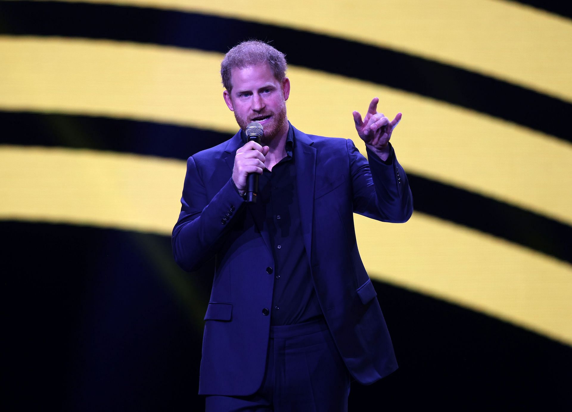 Prince Harry, Duke of Sussex, makes a speech during the closing ceremony of the Invictus Games D&uuml;sseldorf 2023 (Image via Getty)