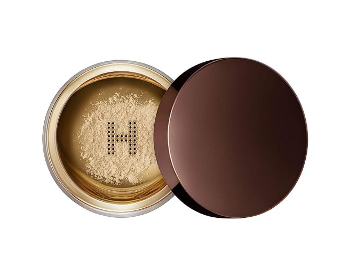 Hourglass Veil Translucent Setting Powder (Image via Amazon)