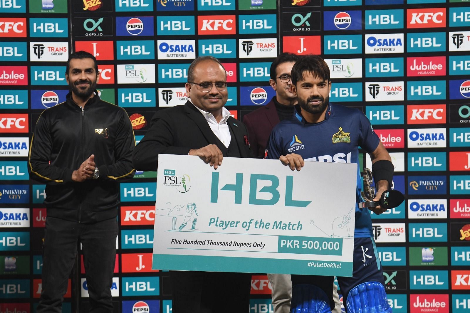 Mohammad Rizwan receiving an award (Image Courtesy: X/Pakistan Super League)