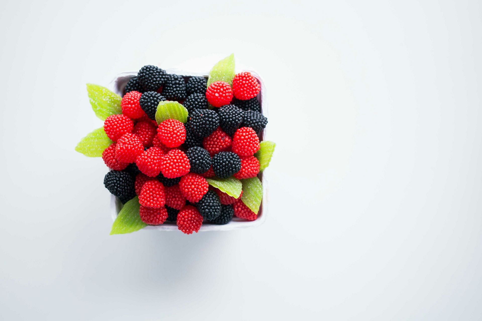 These berries come under zero-calorie foods (Image by Brooke Lark/Unsplash)