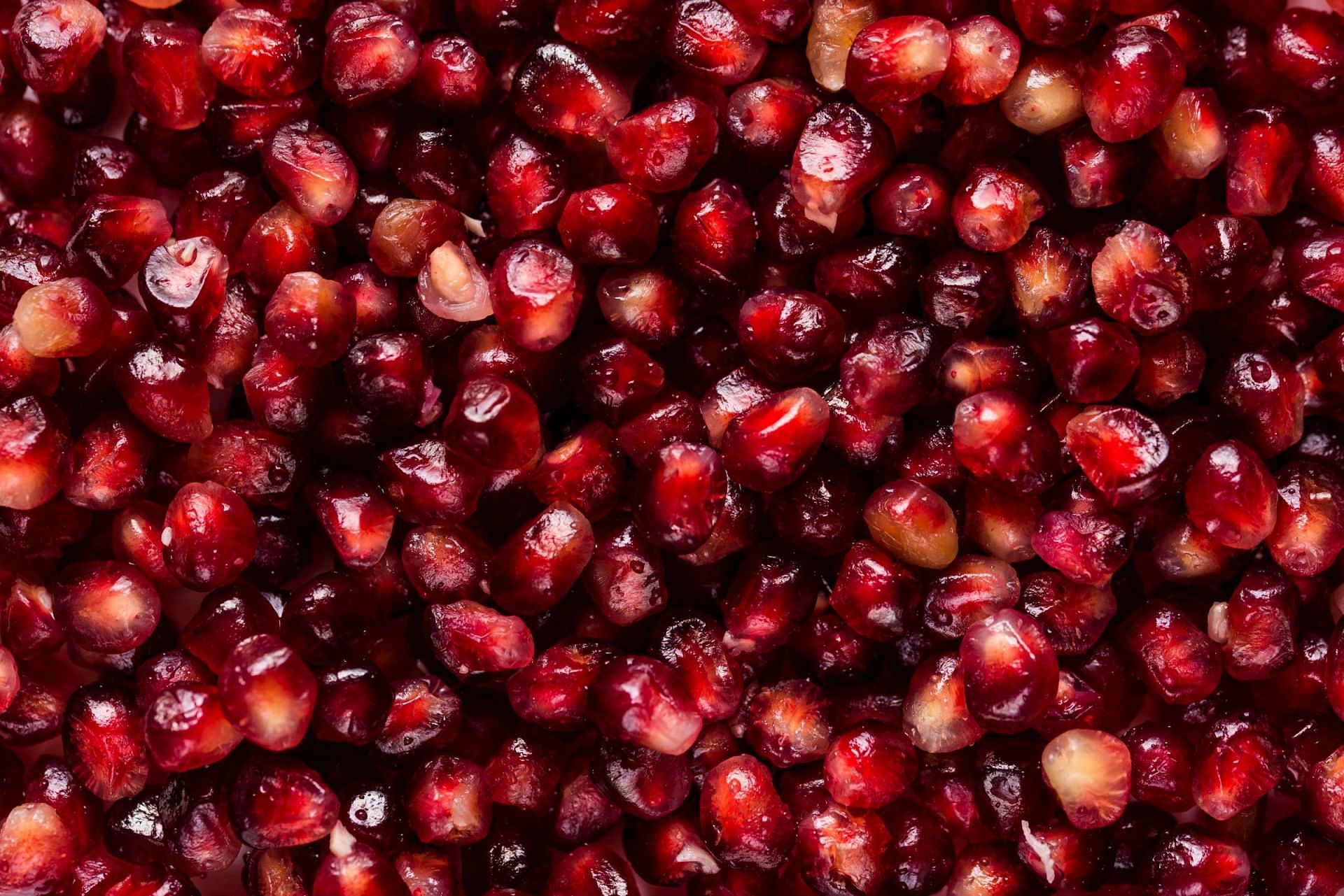 Pomegranate benefits for skin (Image via Unsplash/Joanna Kosinska)
