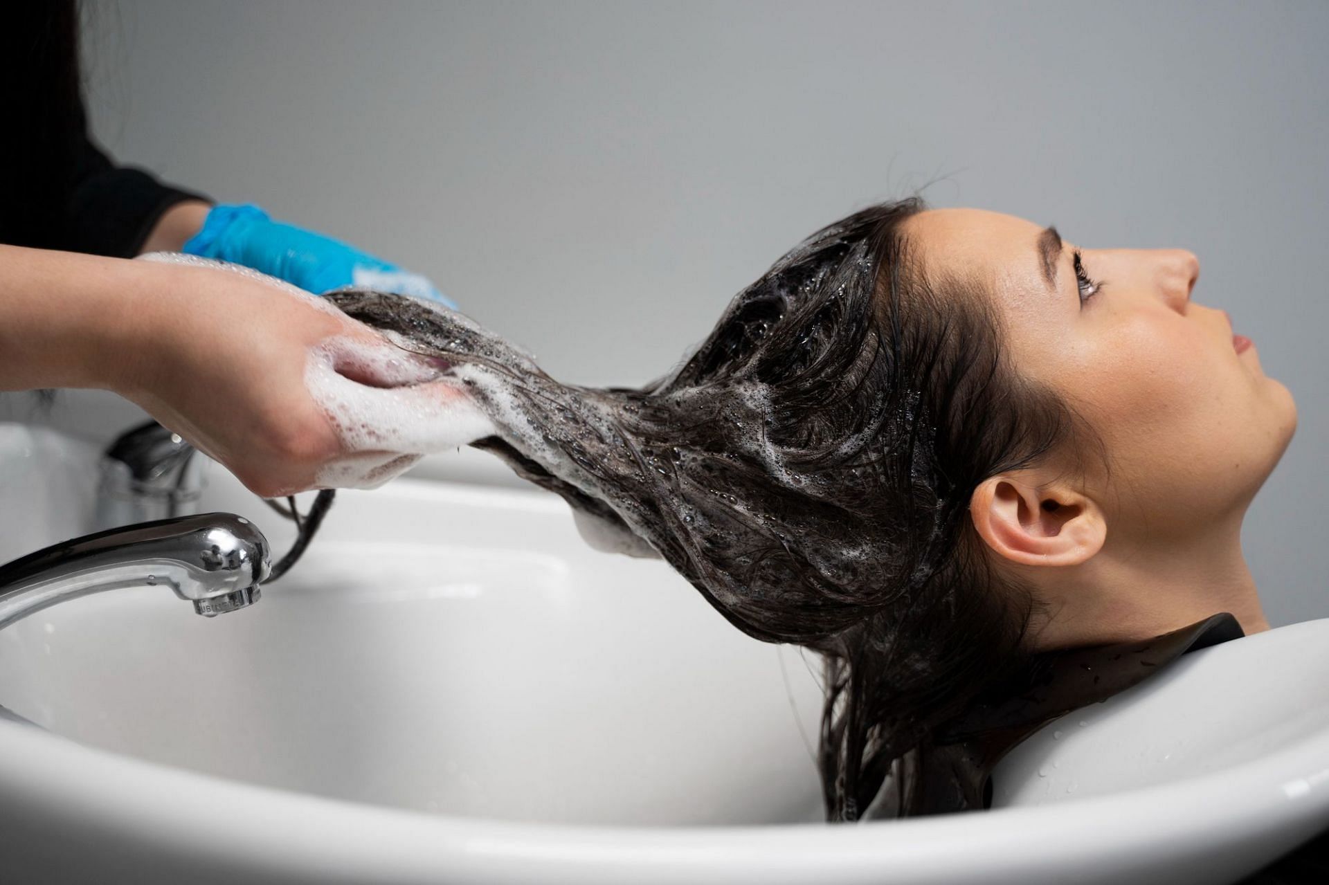 Hydrate hair (Image sourced from Freepik)