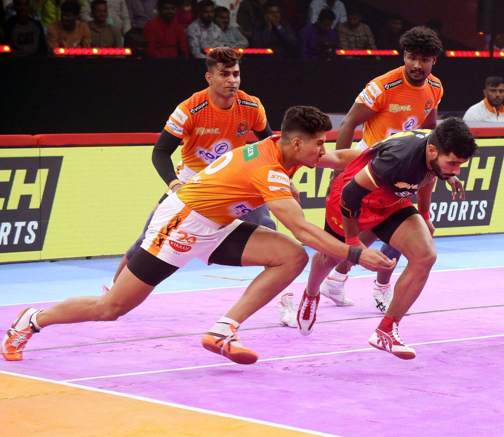 Gaurav Khatri trying to back-hold Vikas Kandola (Credits: PKL)