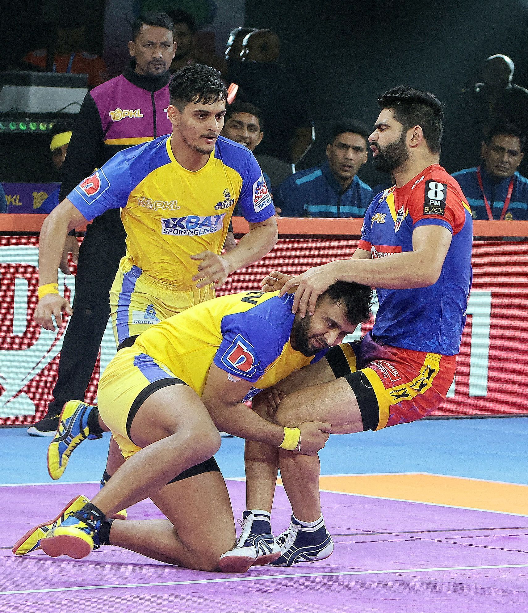 Sahil Gulia with a double-thigh hold of Pardeep Narwal (Credits: PKL)