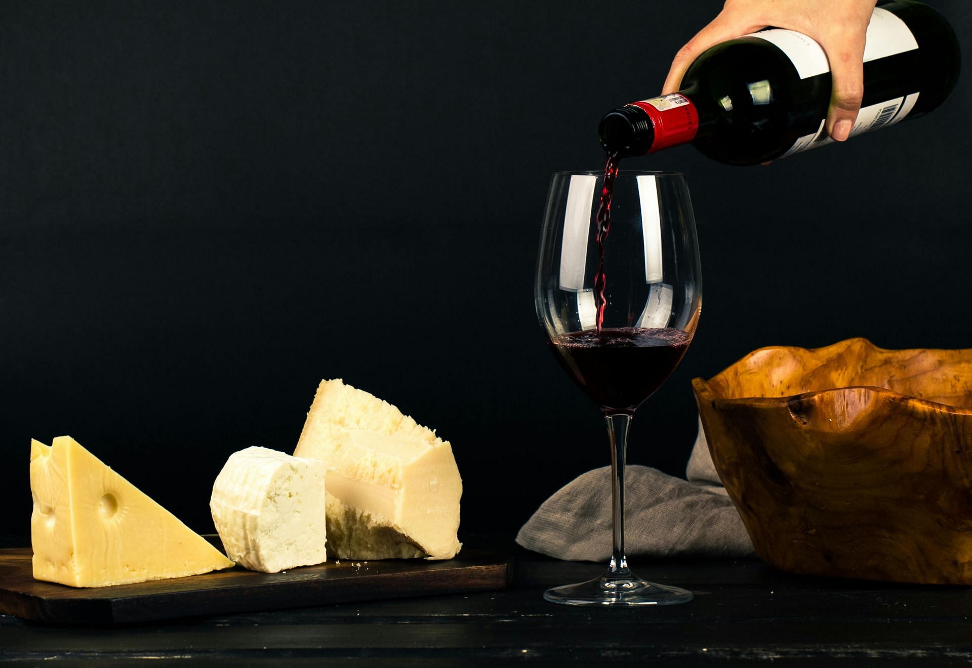 Red wine side effects (image sourced via Pexels / Photo by ray piedra)