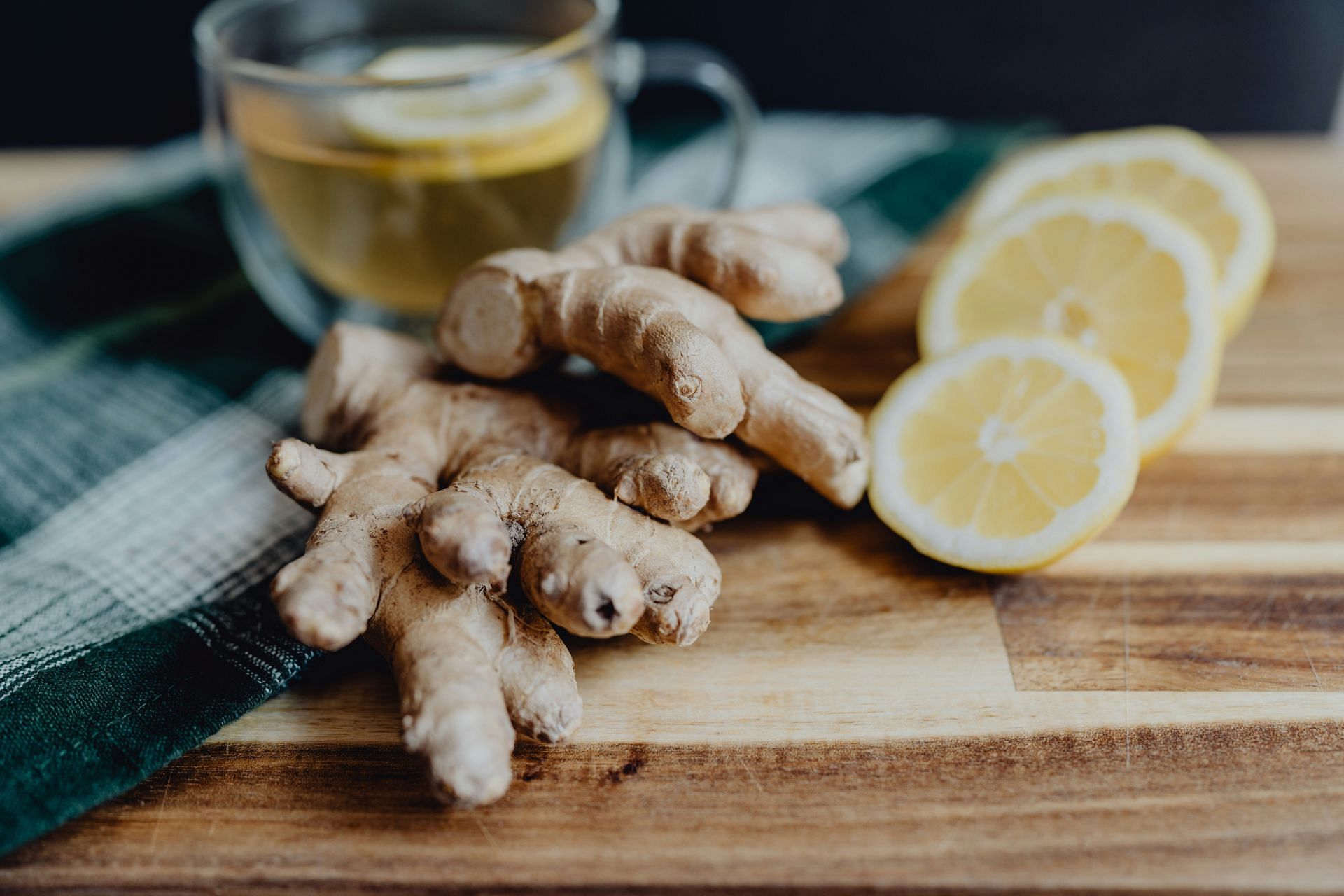 Ginger for hair and scalp health (Image via Unsplash/ Kelly Sikkema)