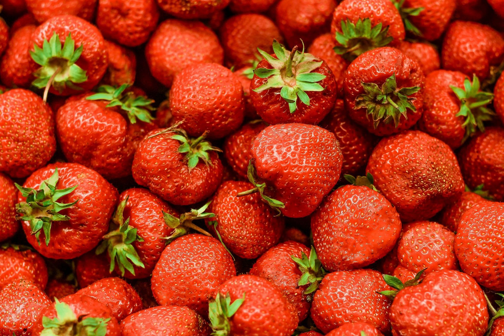 Strawberries are sweet but healthy and come under zero-calorie foods (Image by Anton Darius/Unsplash)