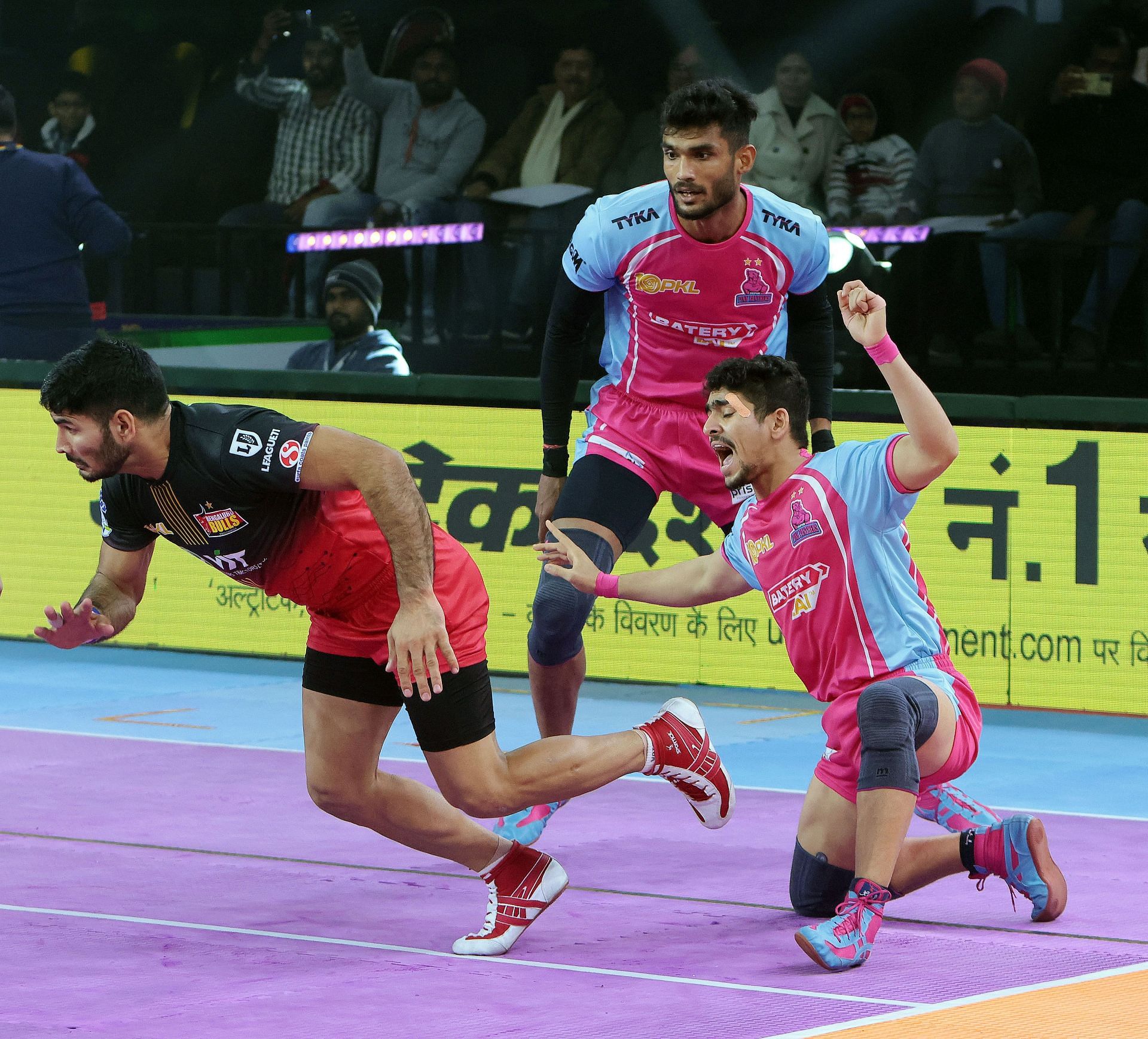 Ankush (right) in action during Sushil&#039;s raid (Image via PKL)