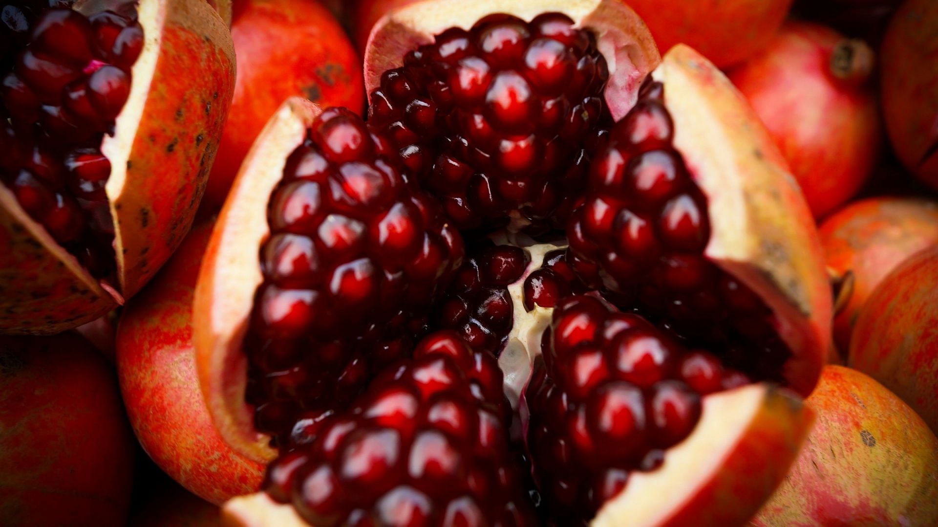 Pomegranate benefits for skin (Image via Unsplash/Arjun Kapoor)
