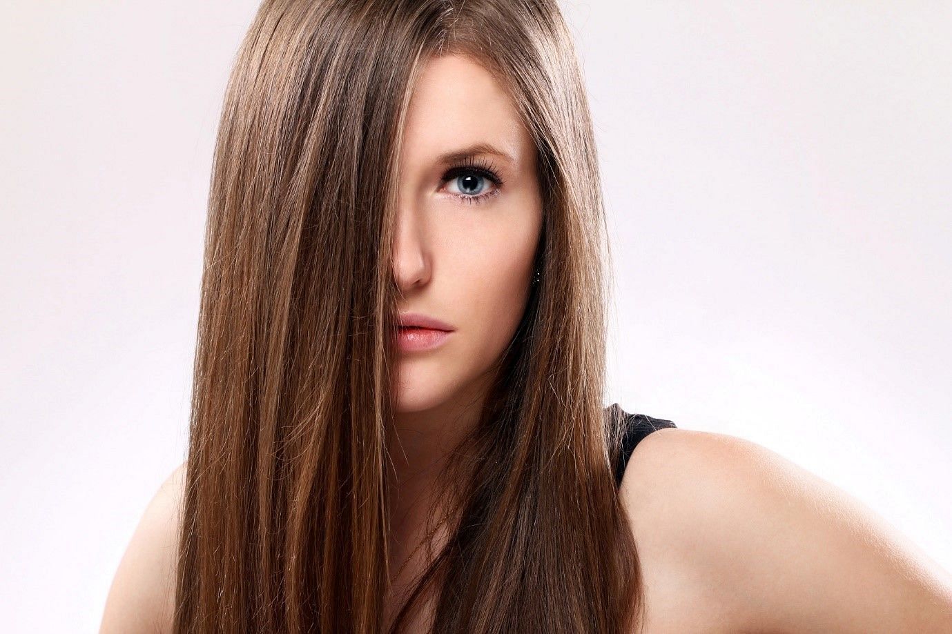 Can you straighten hair without heat? (Image by Racool_studio on Freepik)