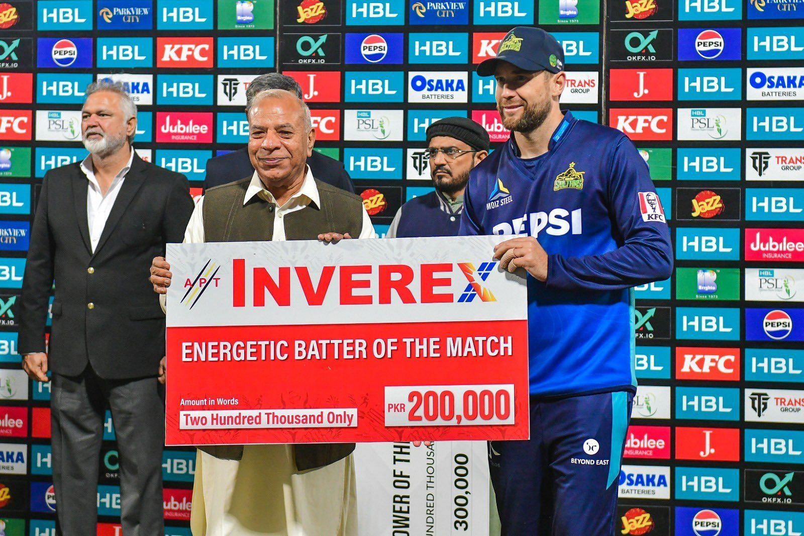 Dawid Malan receiving an award (Image Courtesy: X/Pakistan Super League)