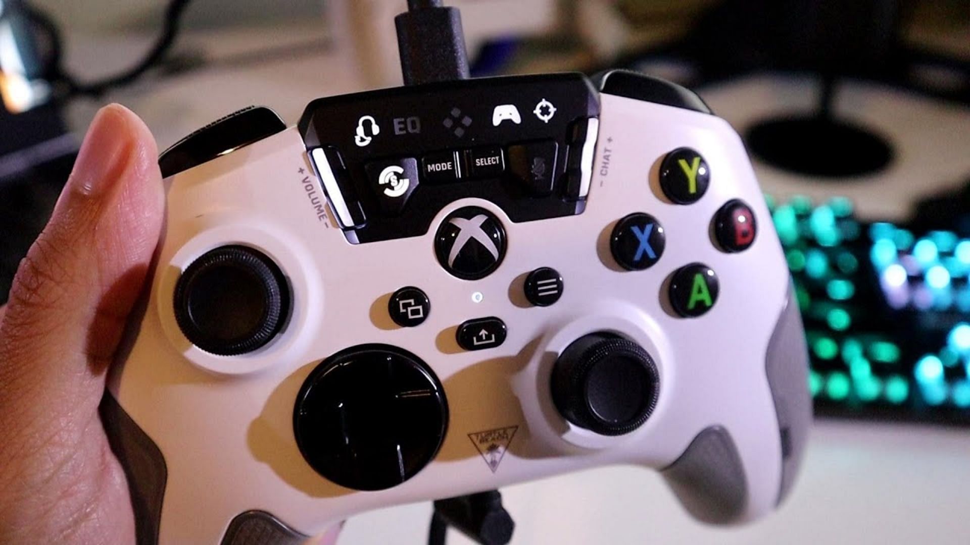 What makes the Turtle Beach Recon Xbox controller worth buying (Image via Youtube/Ernesto Torres - Mobile Tech Reviews)