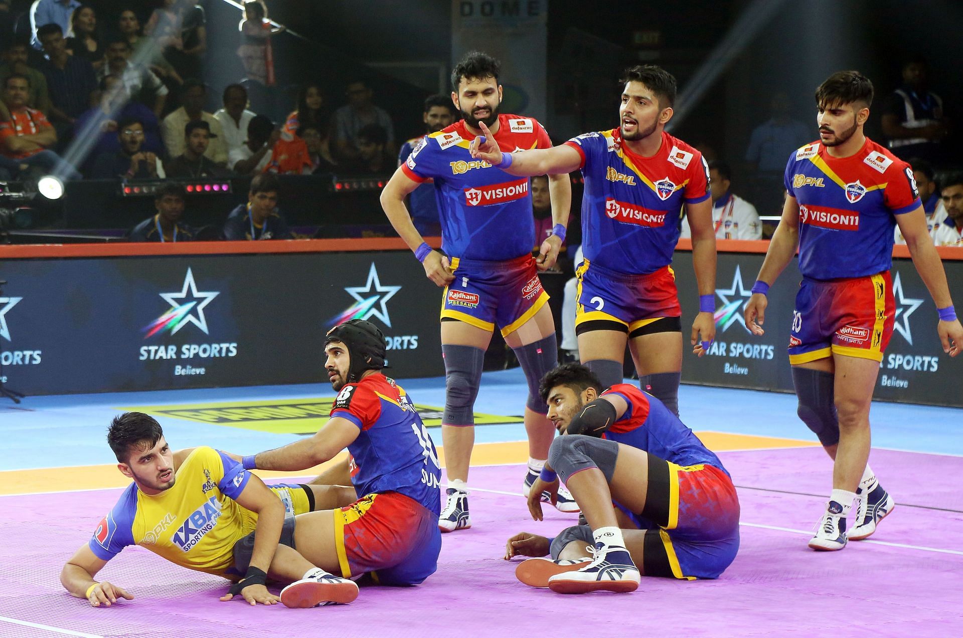 Sumit Sangwan with a failed tackle attempt against Narender Kandola (Credits: PKL)