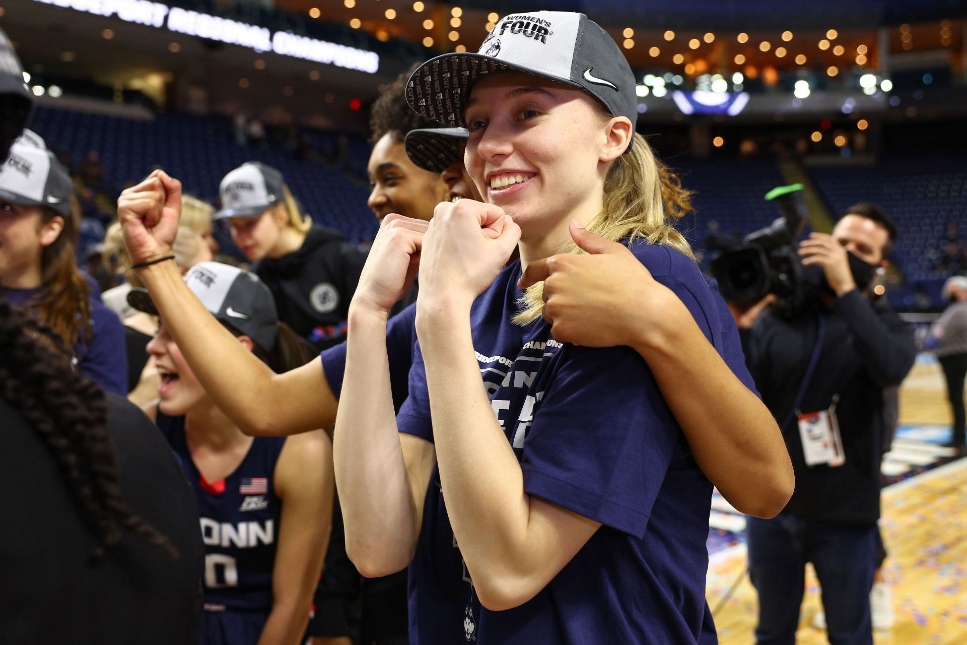 WATCH: UConn star Paige Bueckers nails perfect no-look half-court shot ...