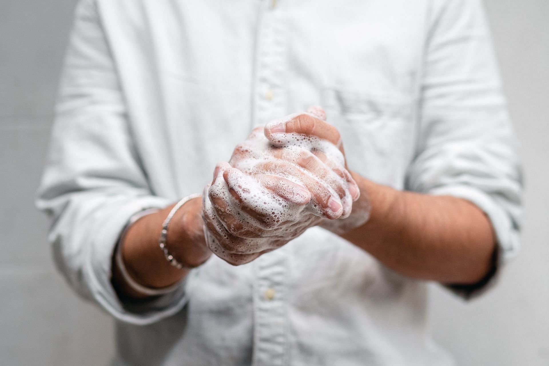 Pruney fingers treatment (image sourced via Pexels / Photo by ketut)