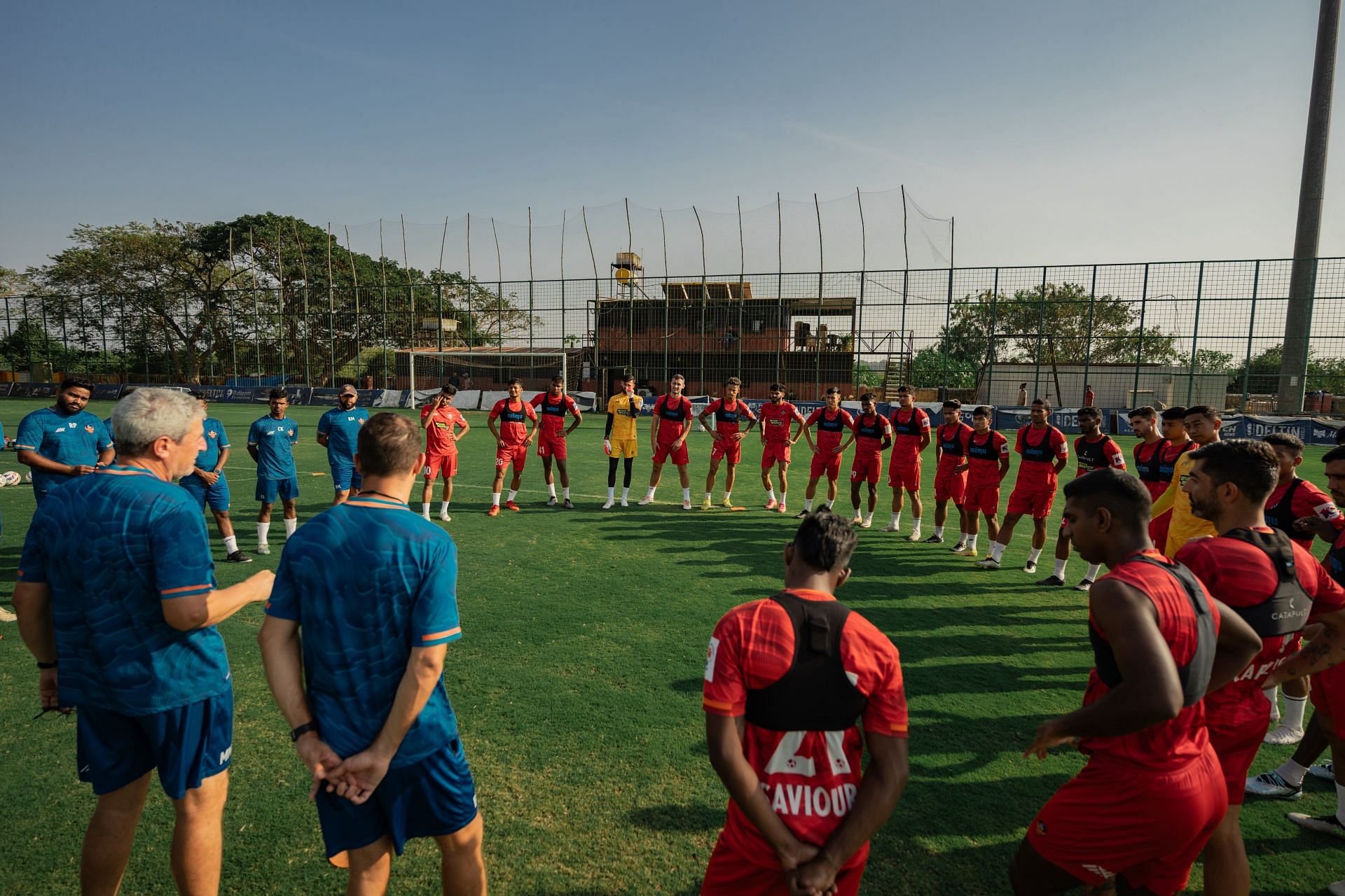 Manolo Marquez speaks to his players during training. (FC Goa Media)