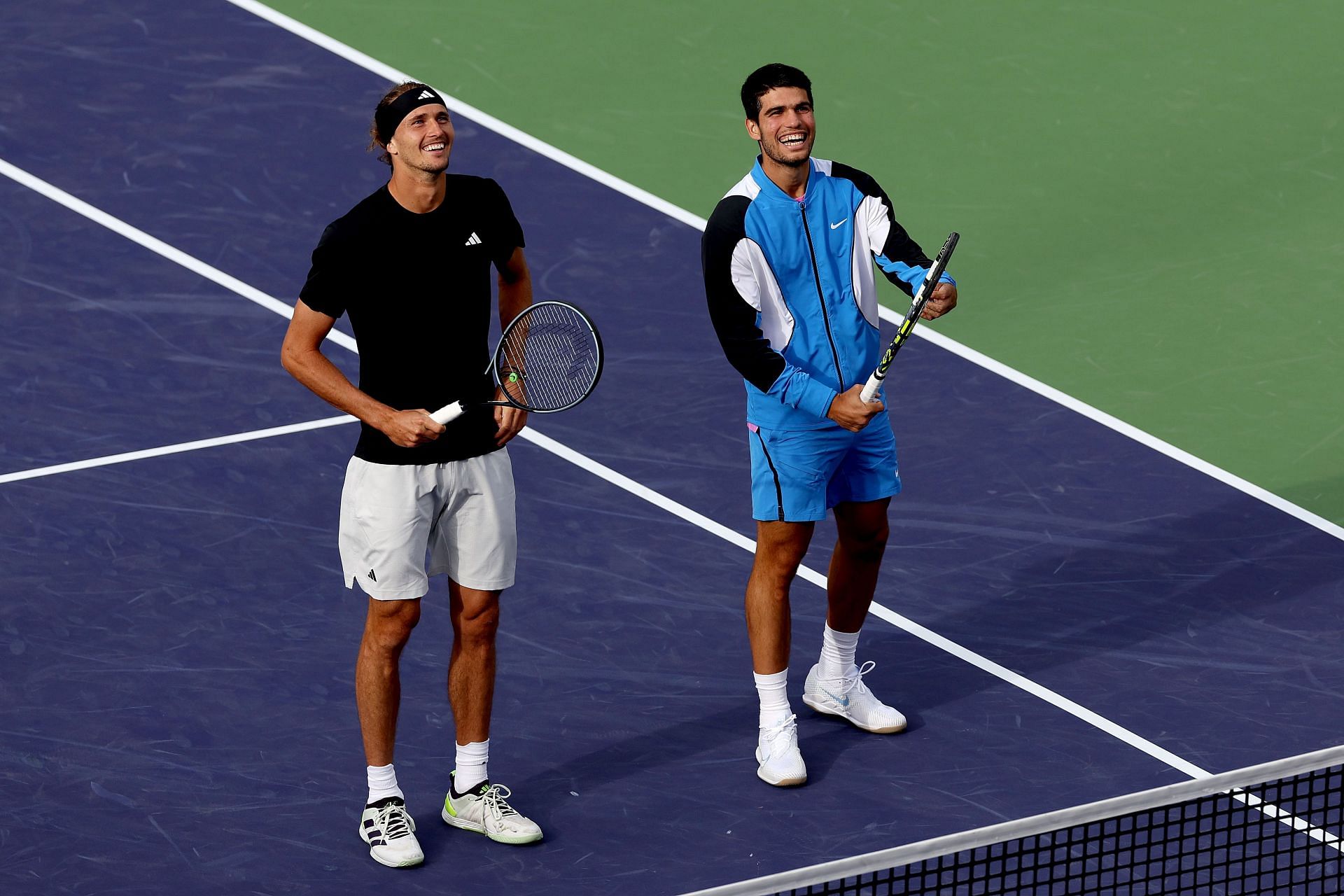 Alexander Zverev (L) and Carlos Alcaraz watch the bees getting removed from the stadium