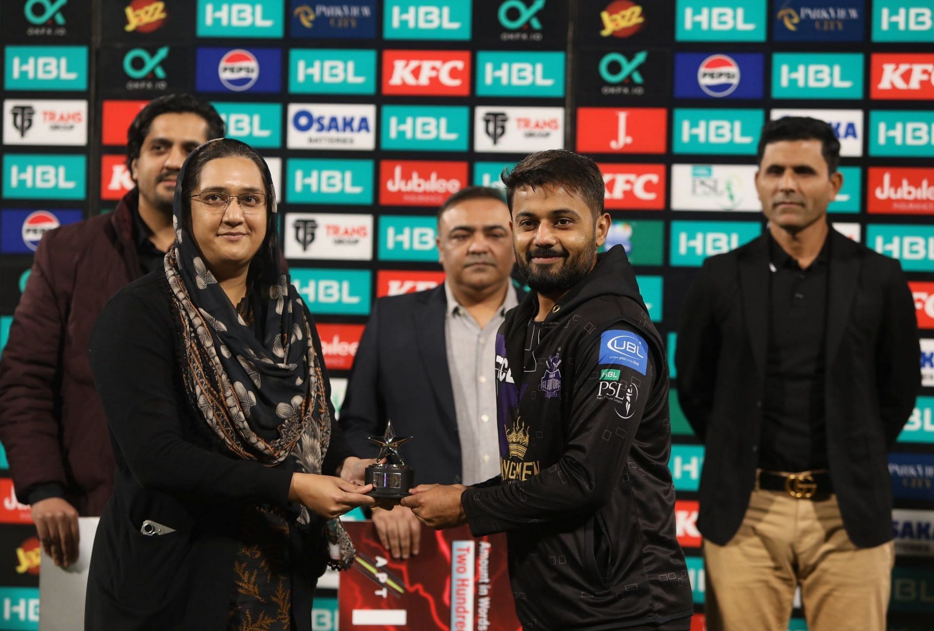 Saud Shakeel receiving an award (Image Courtesy: X/Pakistan Super League)