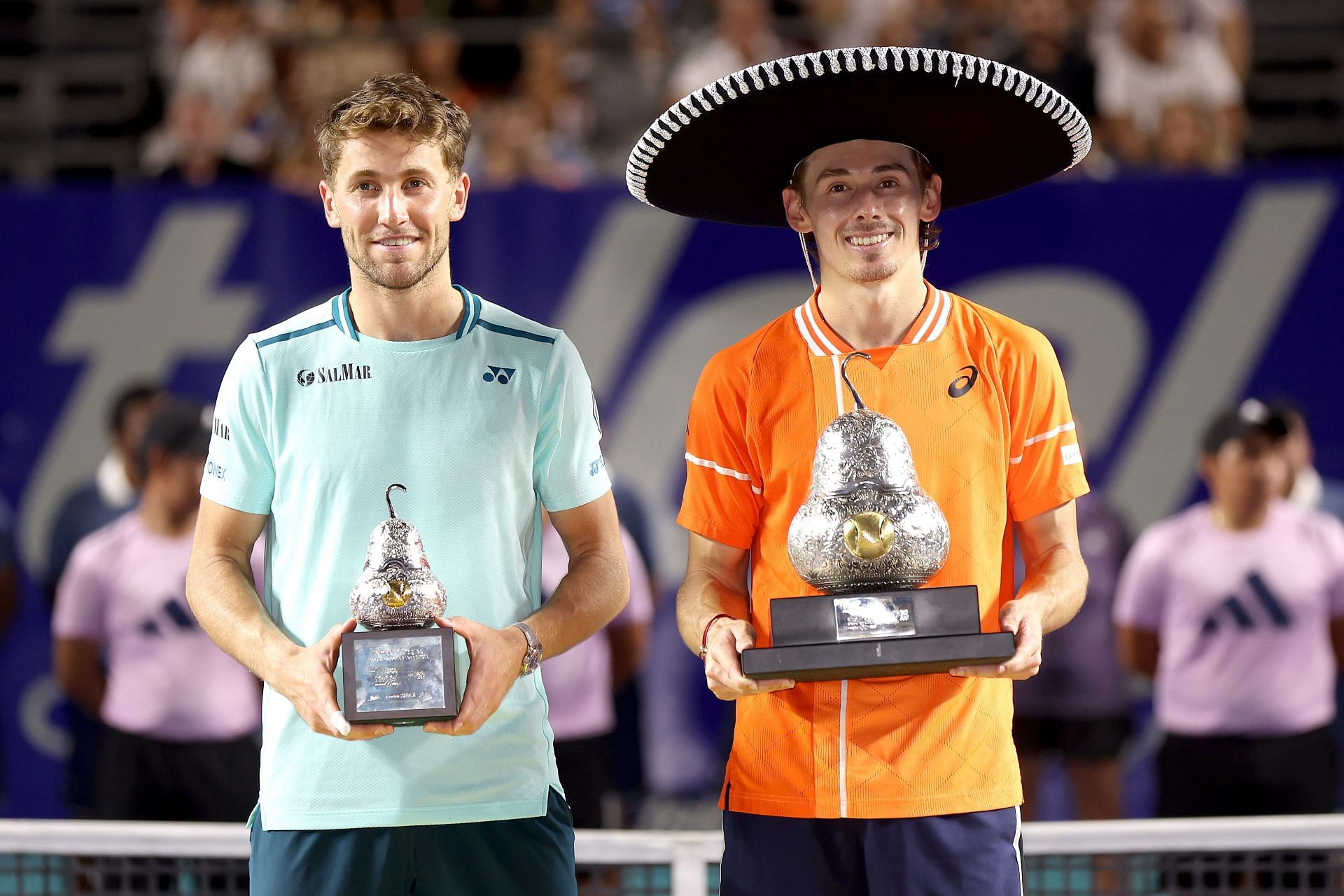 Casper Ruud (L) and Alex de Minaur pose with trophies at Acapulco Open 2024