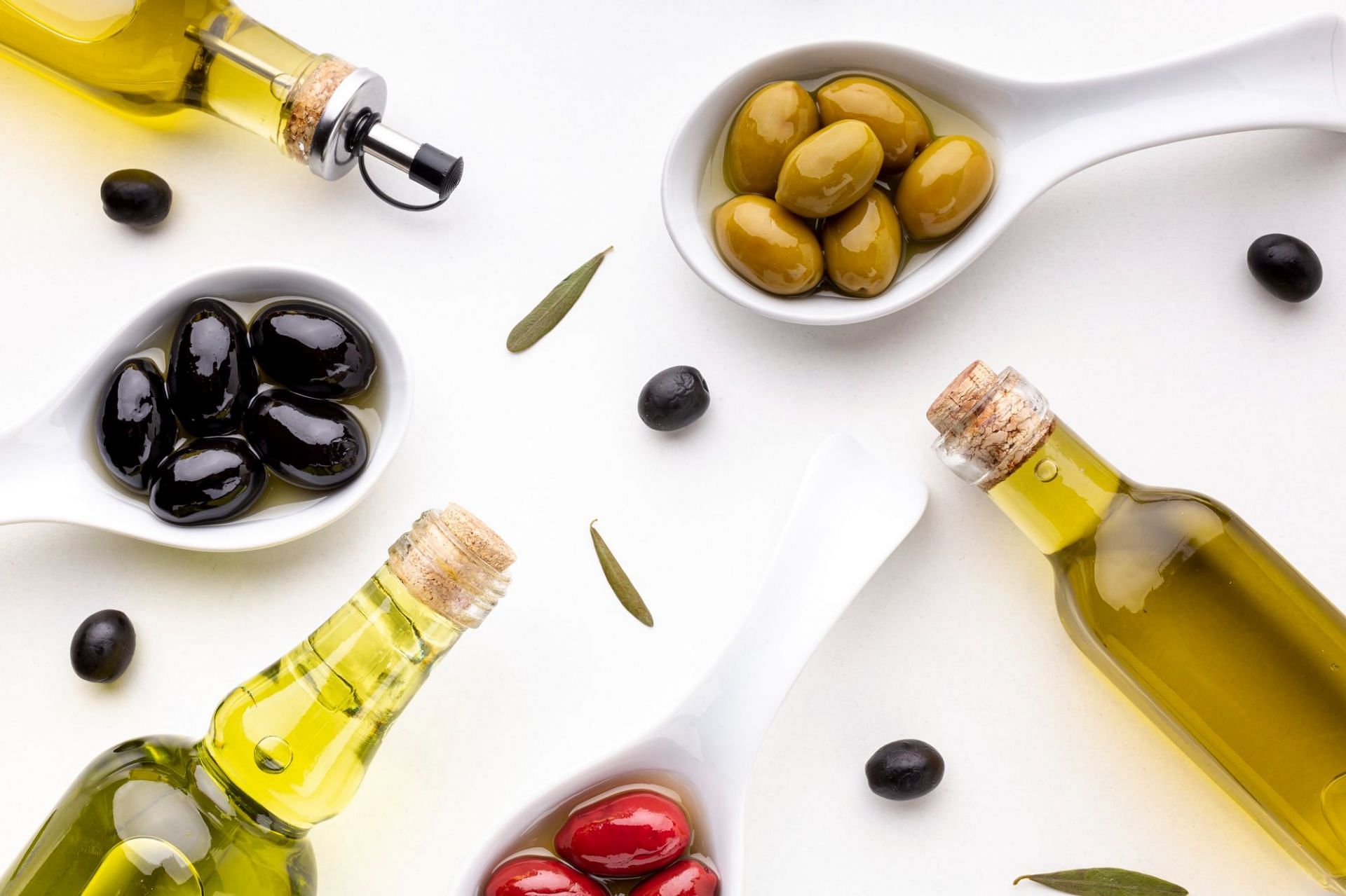 Difference between extra virgin and normal olive oil: Normal Olive oil is mostly used for cooking (Image by Freepik)