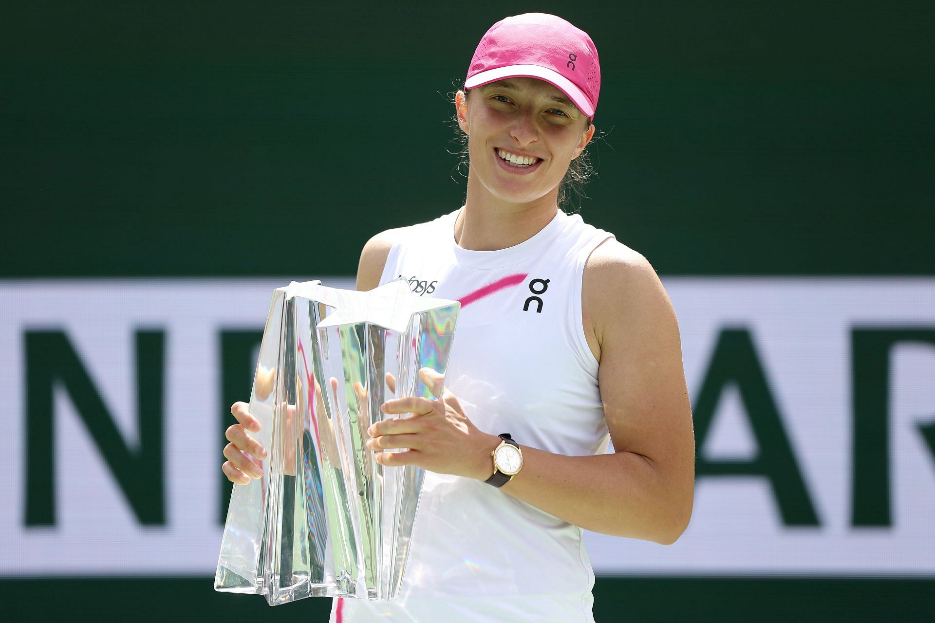 Iga Swiatek poses with the 2024 BNP Paribas Open trophy