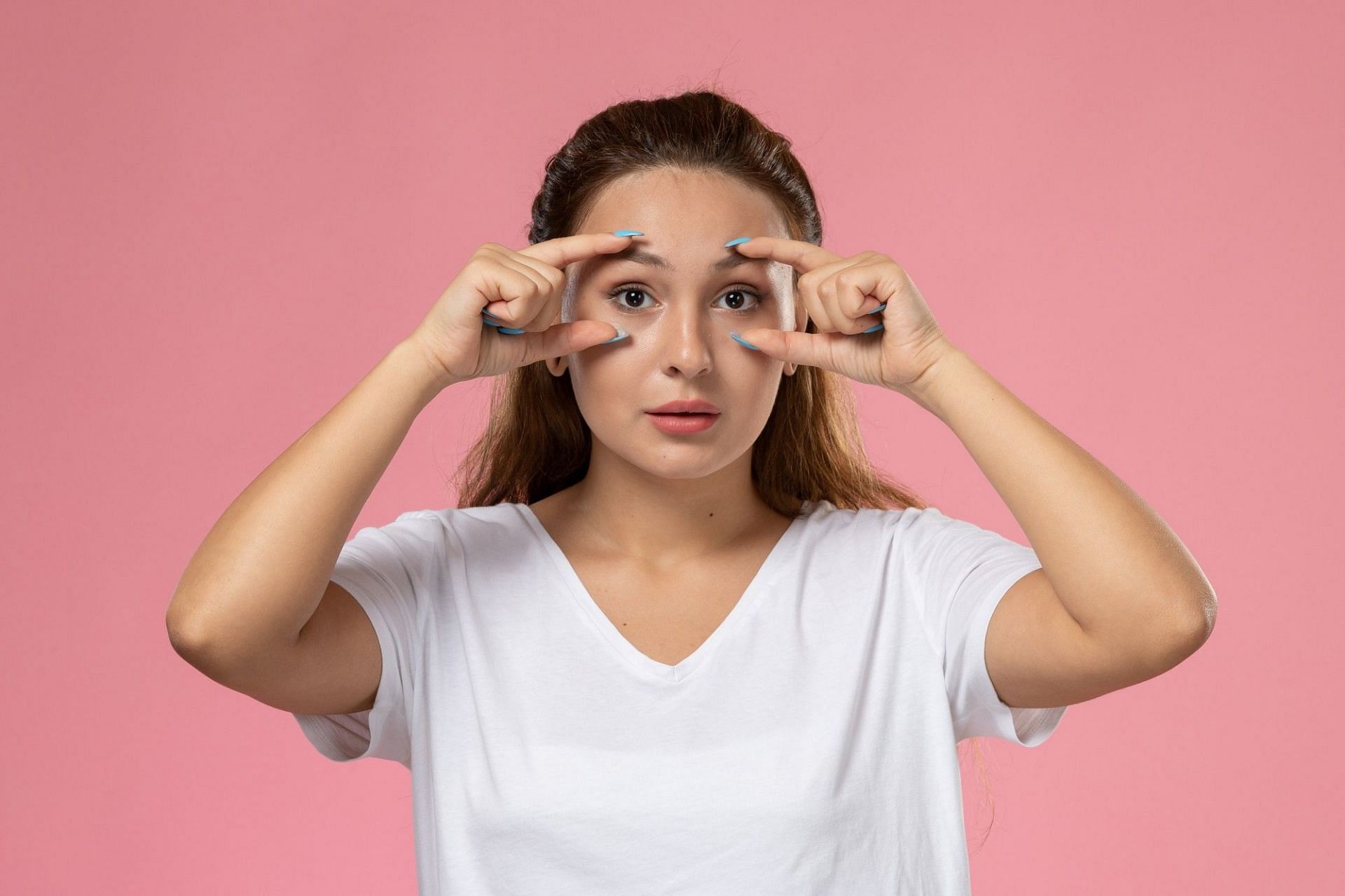 Are you young and suffering from droopy eyelids? (Image by KamranAydinov on Freepik)