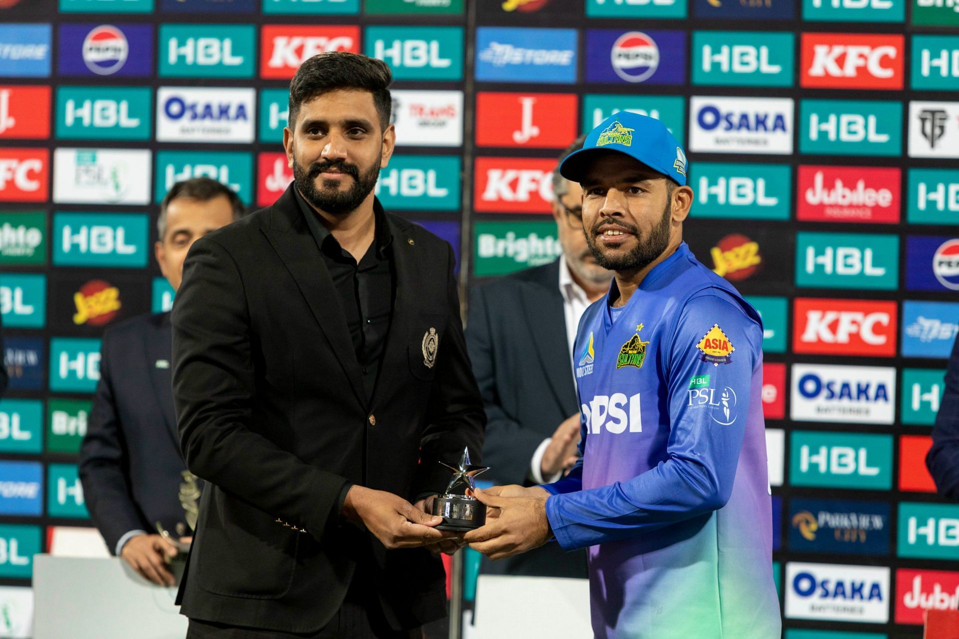 Usman Khan receiving an award (Image Courtesy: X/Pakistan Super League)