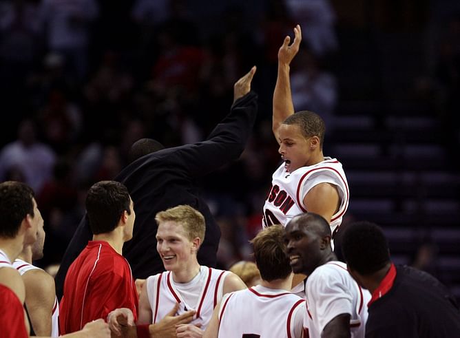 WATCH: Former Davidson star Steph Curry stunned Gonzaga crowd with his 40-piece showdown in March Madness