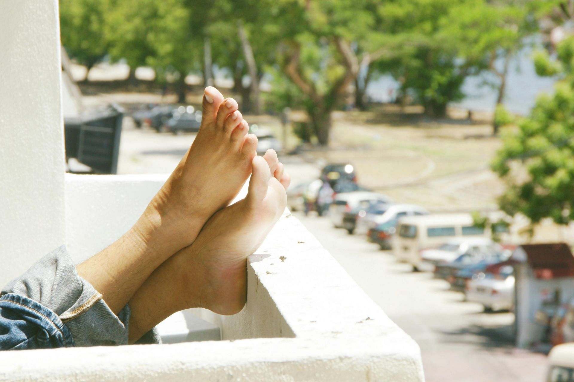 causes of swollen feet and ankles (image sourced via Pexels / Photo by khairul)