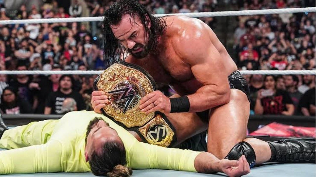 WWE वर्ल्ड हैवीवेट चैंपियन सैथ रॉलिंस और ड्रू मैकइंटायर 