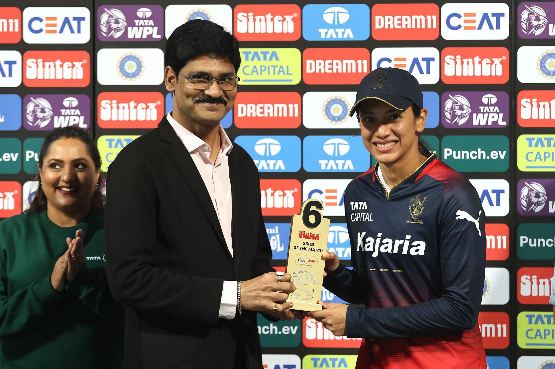 Smriti Mandhana receiving an award (Image Courtesy: X/Women's Premier League)